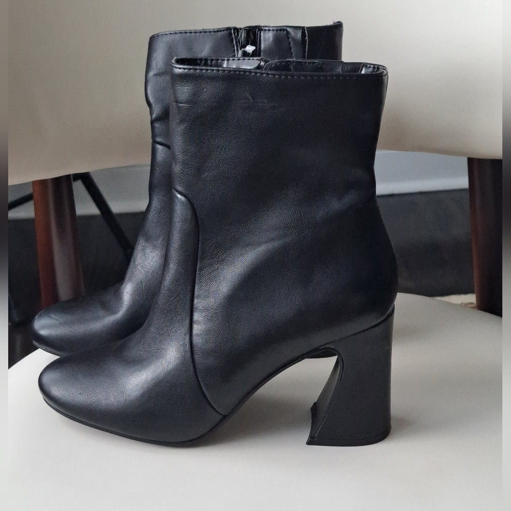 Impo THAREN Size 8.5 M Black Ankle Memory Foam Boots 3.5 Curved Heel Women's NWT